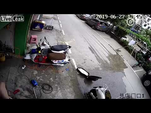 საინტერესო ვიდეო - როგორ გადაირჩინა საკუთარი თავის ბიჭმა დენის დარტყმის დროს