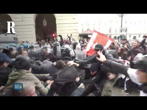Torino, i manifestanti provano a forzare il blocco: scontri con la polizia