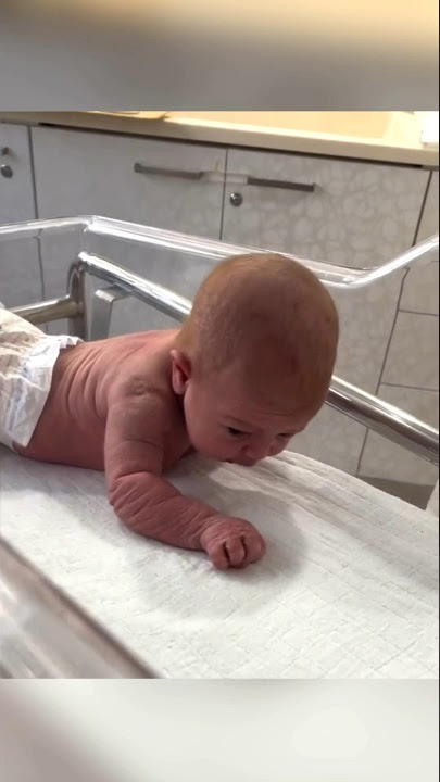 Bayi baru lahir ini sudah merangkak 😱