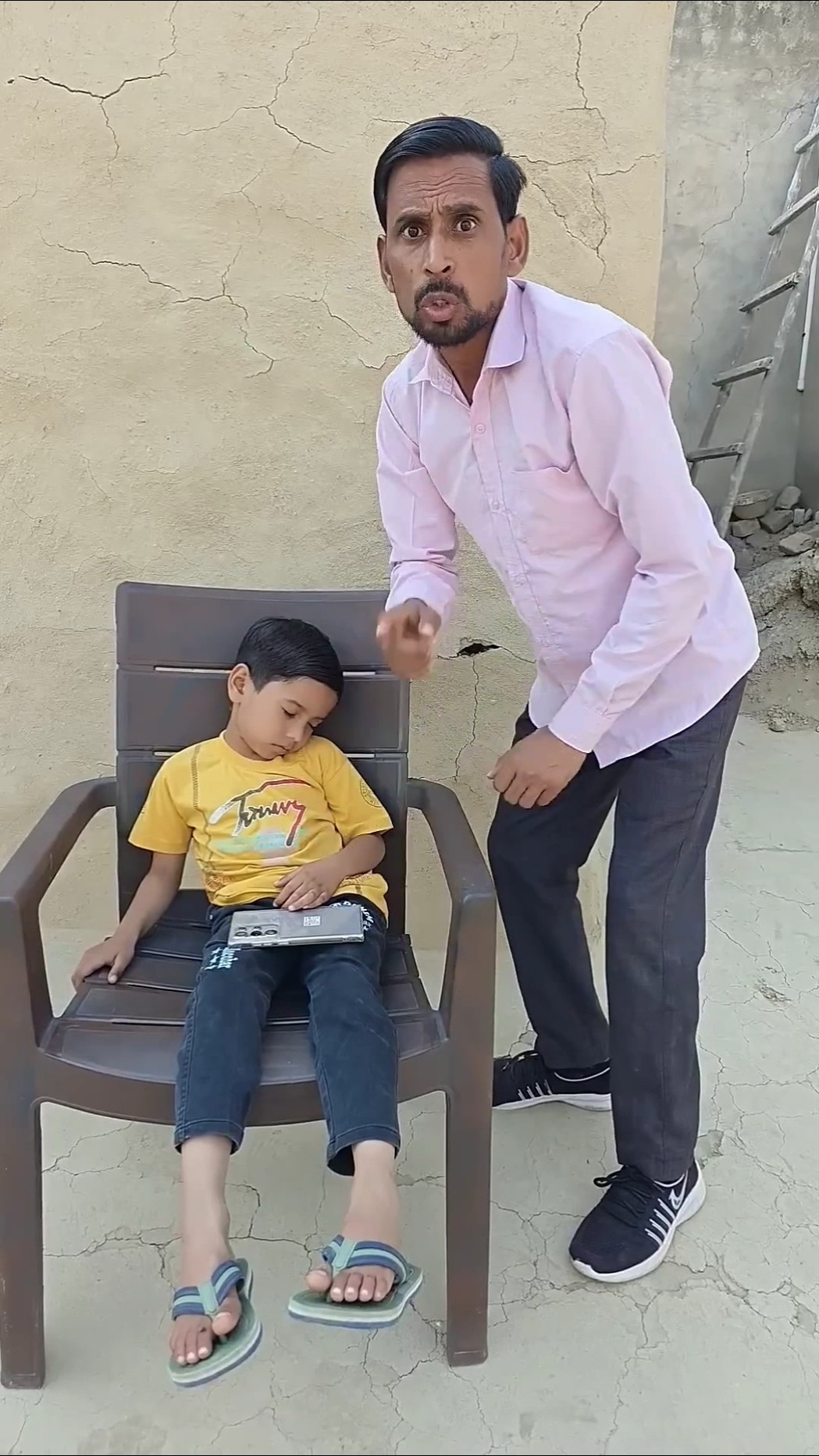 Shantanu ka phone chura Liya ?