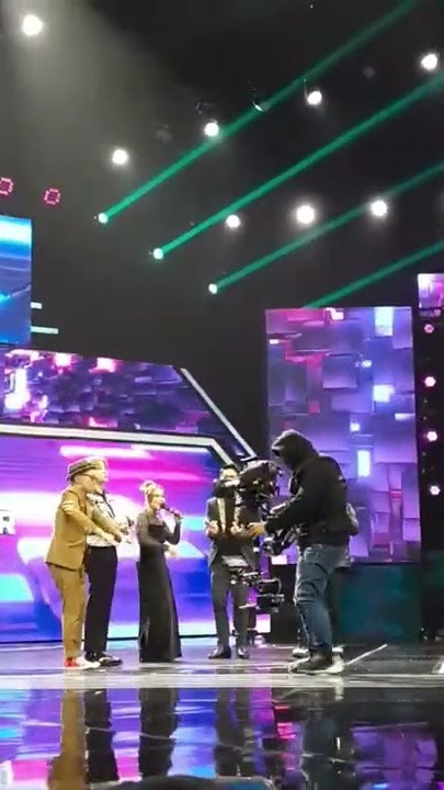Jinan and donghyuk went on stage to dance with the judges oh no they're so cute #tinbs #dk #jay