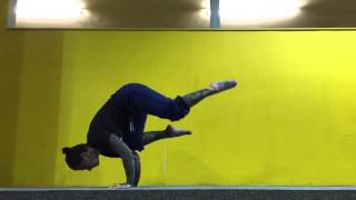 Crow Pose to One Arm Crow Switch - Eka Pada Bakasana 