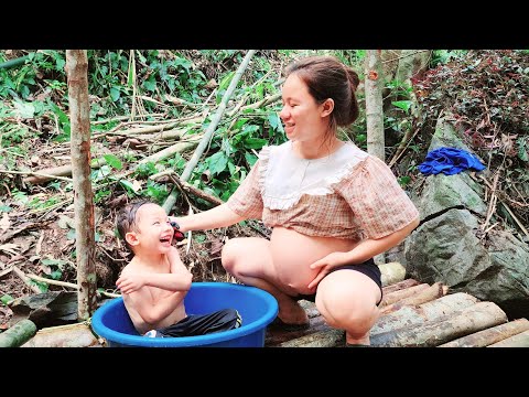 Single mother pregnant and raising her child alone, Make a bathroom, Single life