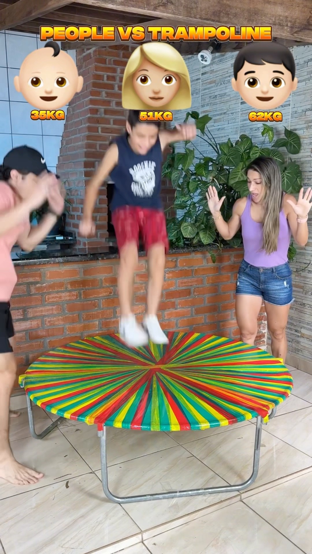 Quantos quilos o trampolim colorido vai aguentar?!? #shorts #challenge