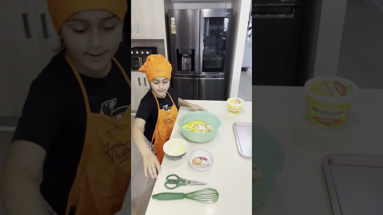 Giant Cookie Surprise! 🍪 | Emily's Easy Bake Adventure