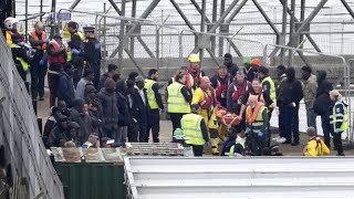 La police britannique arrête des migrants pour les expulser au Rwanda