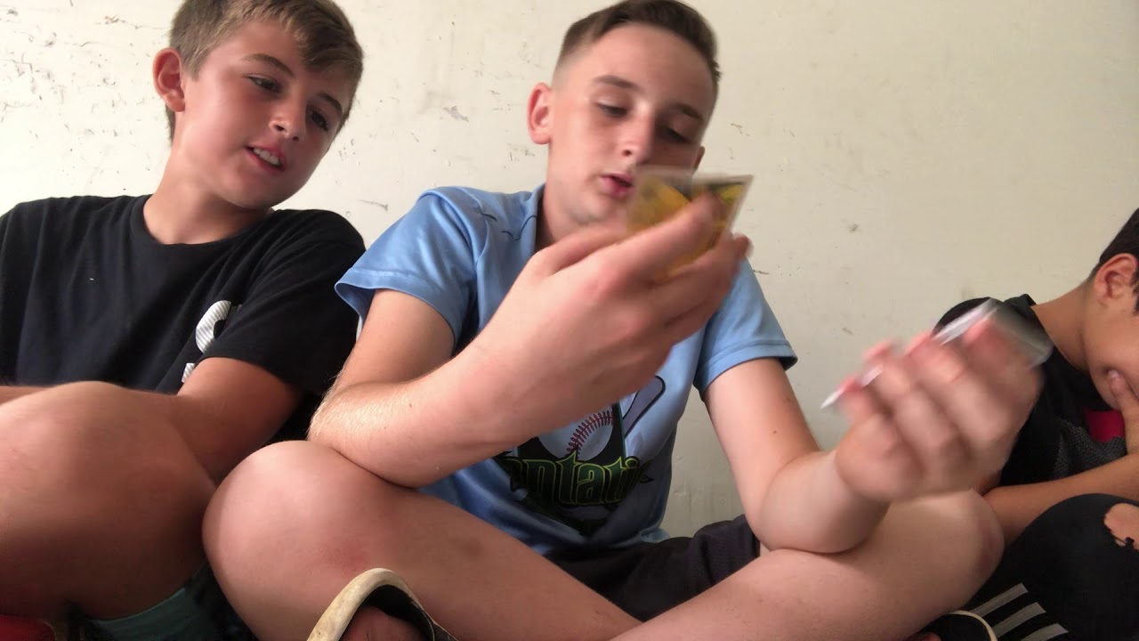 Opening Jumbo 5 dollar football pack!