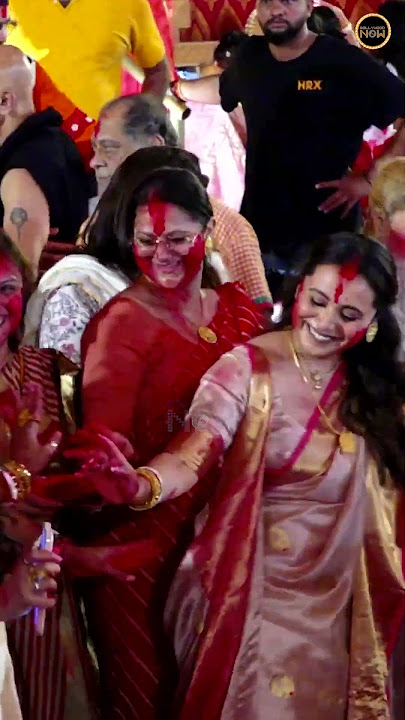 Rani Mukerji Plays 'Sindoor Khela', Dances At Durga Puja Pandal #bollywoodnow