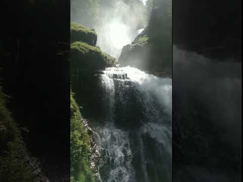 Видео: Захватывающие каскады. Исследование захватывающих дух водопадов Швейцарии #shorts