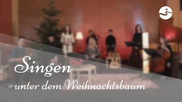 Singen unter dem Weihnachtsbaum