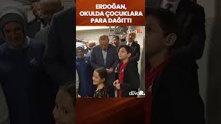 Erdoğan oy kullanmak için gittiği okulda çocuklara para dağıttı