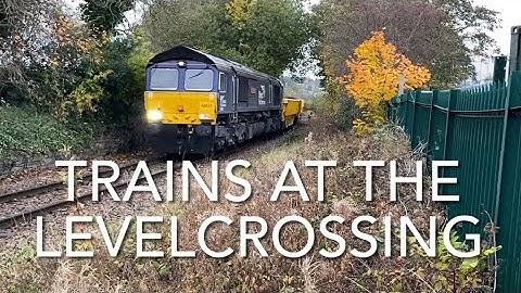 DMU’s And Freight Trains At Dasiyfield Levelcrossing Blackburn 30/10/2025