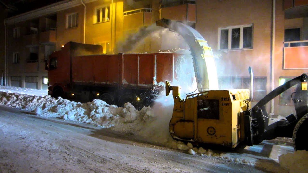 Snöröjning med snöslunga / Snow removal with a snowblower in Sweden.