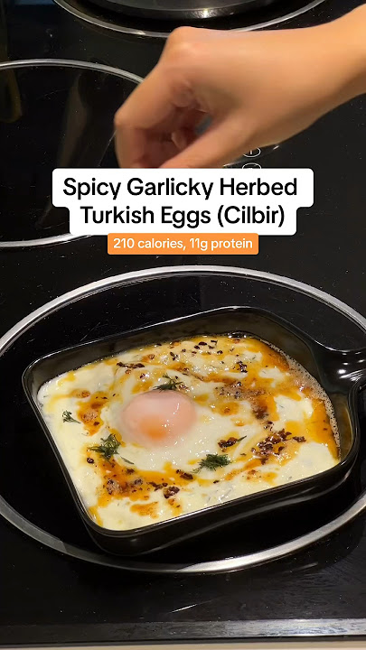 Spicy Garlicky Herbed Turkish Eggs (Cilbir) for Breakfast. 210 calories, 11g protein