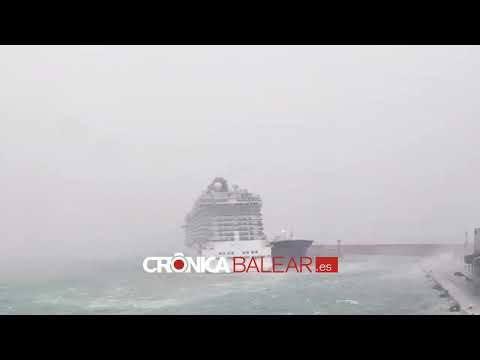 Un crucero choca contra un petrolero debido al fuerte viento en Palma