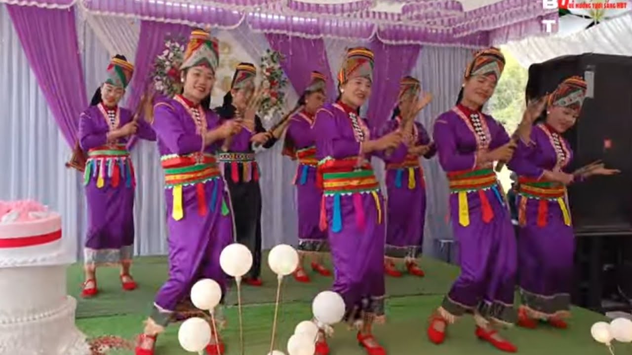 Lễ hội cầu mùa với điệu múa khơ mú của đội múa bản Nà Dìa, trong lễ thành hôn Lò Linh và Vì Thiên