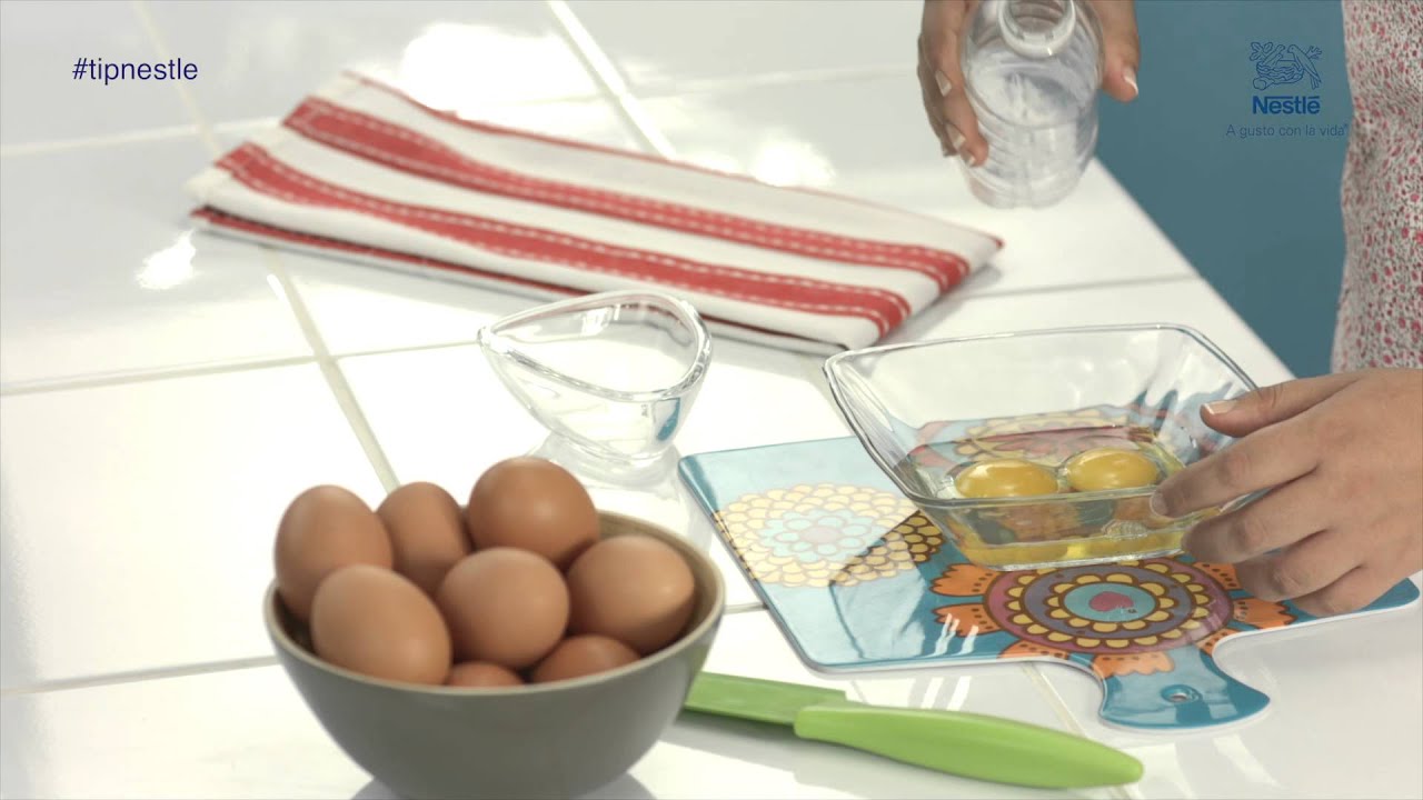 Separa clara y yema con una botella - YouTube