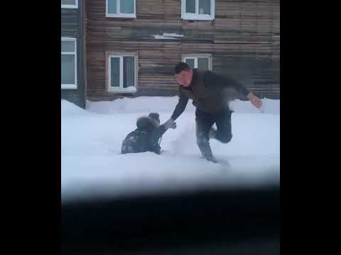 Таксист вытащил провалившегося в сугроб школьника в Ханты-Мансийске #shorts