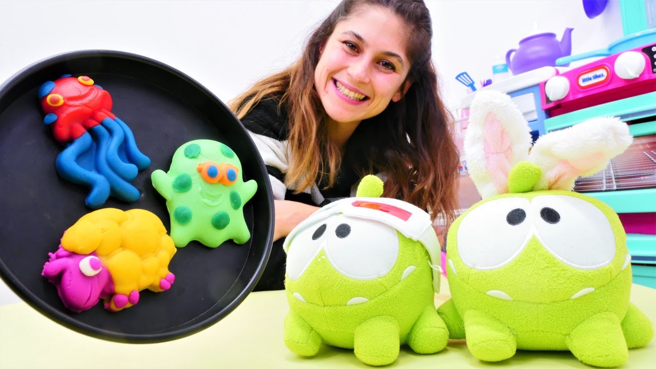 Çocuk videoları. Oyun hamuru etkinlikleri. Ayşe Om Nom�lara kurabiye