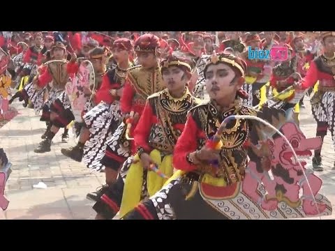 Aksi 1400 Anak SD Menari Turonggo Yakso DI Alun ALun Trenggalek - Bioz.tv