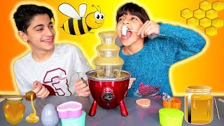 تحدي نافورة العسل 🍯 بين زينب ورضا وتجربة انواع مختلفة من الطعام عليها Honey Fondue Challenge