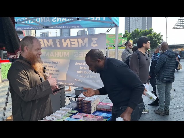 Cocky Guy Tries To Expose Islam Gets Humiliated! Yusuf Speakers Corner Stratford Sam Dawah class=