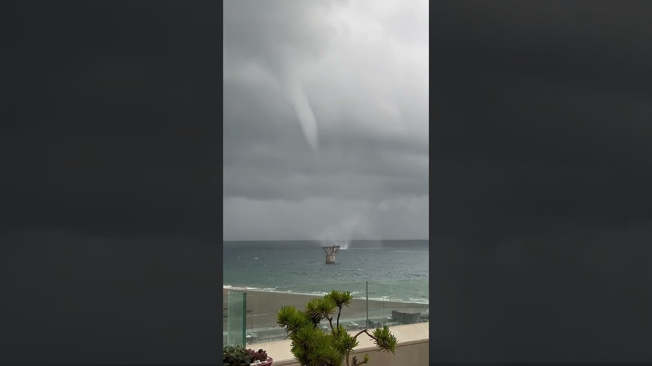 Se forma un tornado en una playa de Marbella