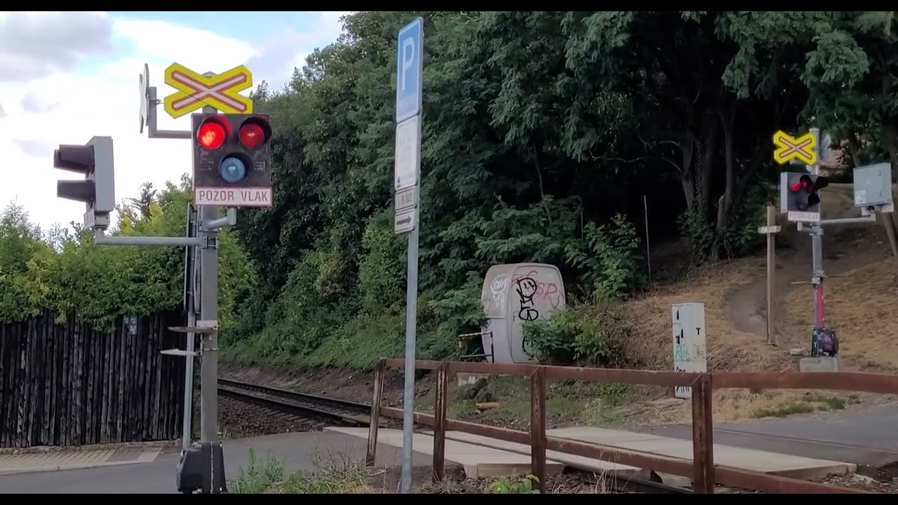 Železniční přejezd typu AŽD 71 (P5) v pražských Dejvicích