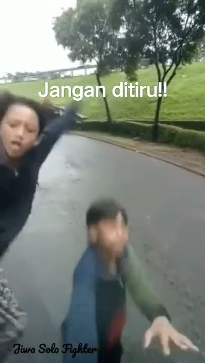 Bocah menghadang truck!!