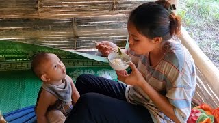 Harvest wild vegetables to sell. Daily life of a single mother