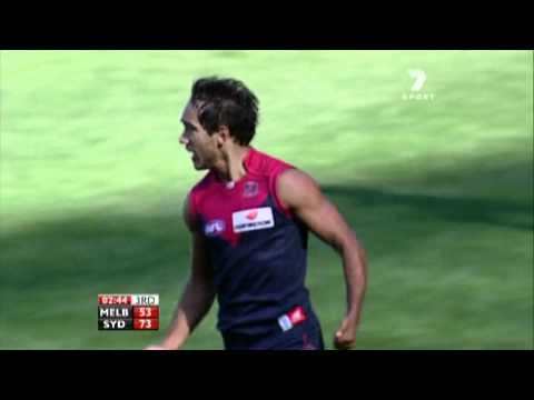 Jamie Bennell On the Run Against Sydney - Round 1, 2011