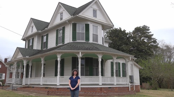 EP118 Living in a 123 Year Old House - YouTube