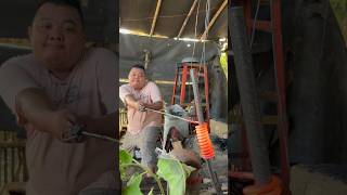 Look at Mr. Kimjojong pulling the small iron snail, it's very strong. #Blacksmith #Skill #iron #yt