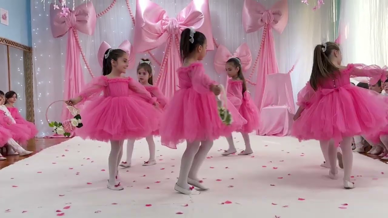 Нежный танец девочек
