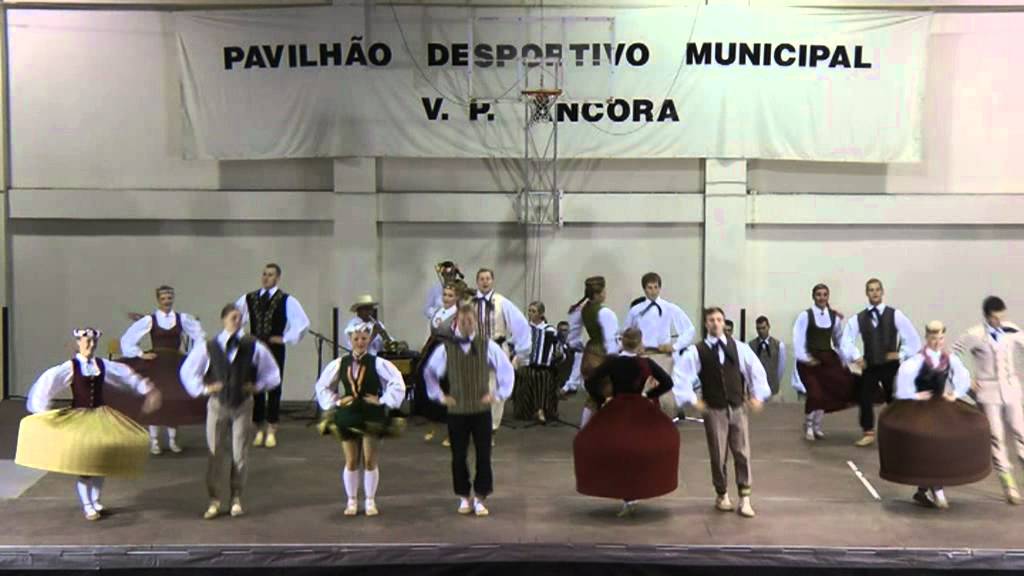 folcloristico sinonimo Latvian traditional folk dance: Vāveru polka & Visi ciema suņi rēja