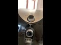 Demostración utilizando olla freidora de aire para cocinar accesible.