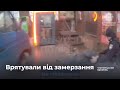 Ледь не околів: у Чернівцях на вулиці Сторожинецькій поліцейські врятували чоловіка