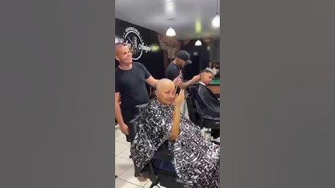 مؤثر جدا امرأة تحلق شعرها بسبب السرطان الشاب يحلق لها حلق شعره أيضا لأنها تبكي😭💔#مرض_السرطان #cancer