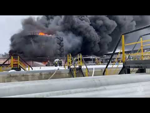Масштабный пожар на нефтебазе Роснефть после атаки дрона ВСУ в Клинцах -19012024