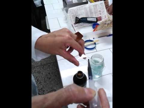 Vídeo: Como você faz uma amostra de células da bochecha?