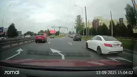 На перекрестке Руставели - Пискаревский, второрядник на 07 регионе подбил белый Мерседес клиента 😀