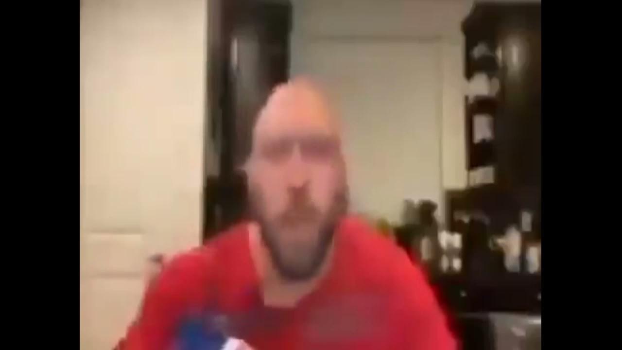 мужик хавает чипсы. мем мужик ест. чувак ест чипсы. мужик ест чипсы. лысый мужик ест чипсы.