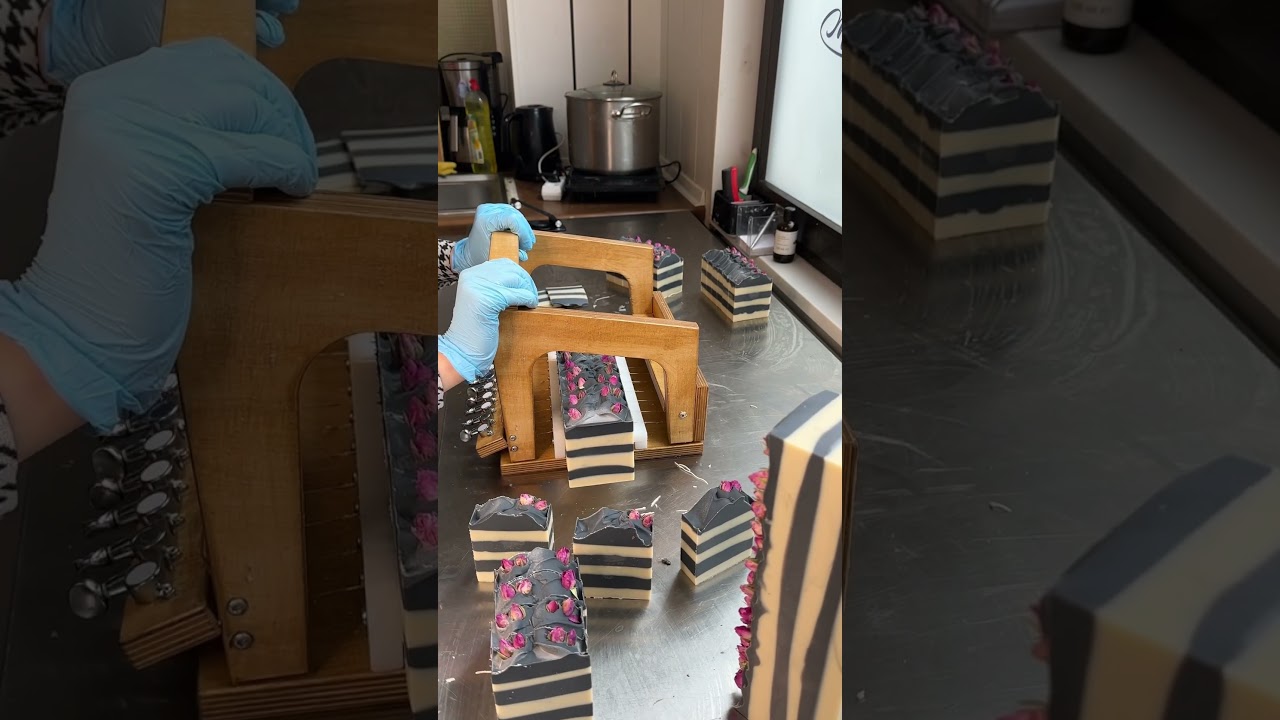 Dies ist die Jasminseife mit schwarzen und weißen Streifen, gefärbt mit Aktivkohle 🖤🤍 