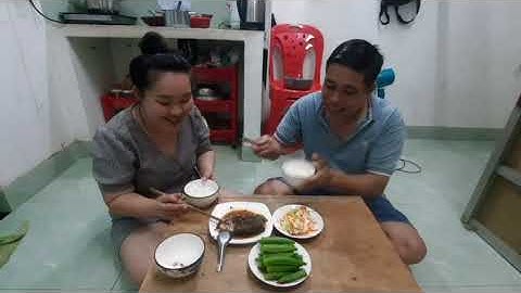 Bửa cơm dân dã cá rô kho tộ ,dưa chua và đậu bắp luộc .em mời cả nhà