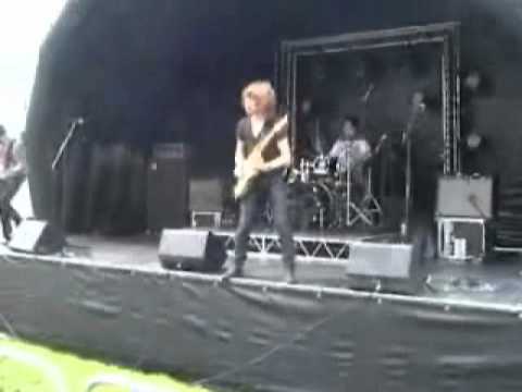 Leezash Live At Lechlade Festival 2011.WMV