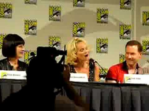 Kristin Chenoweth Sings at Comic Con