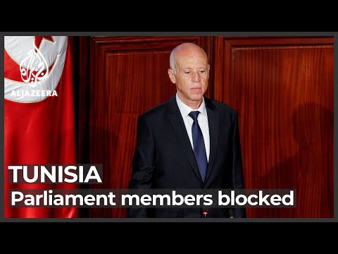 Tunisia police block MPs from entering parliament