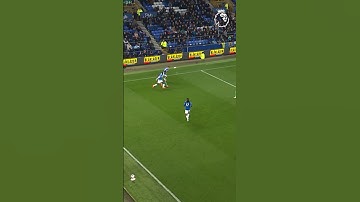 Incredible Alexander Isak dribble & assist!