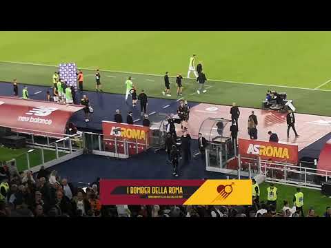 Roma Lecce 2-1: al triplice fischio finale Mourinho lancia un pallone in tribuna per festeggiare