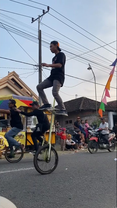 Atraksi Sepeda Roda Satu #karnaval #sepedarodasatu #atraksi #sirkus #sepeda #carnival #tulungagung